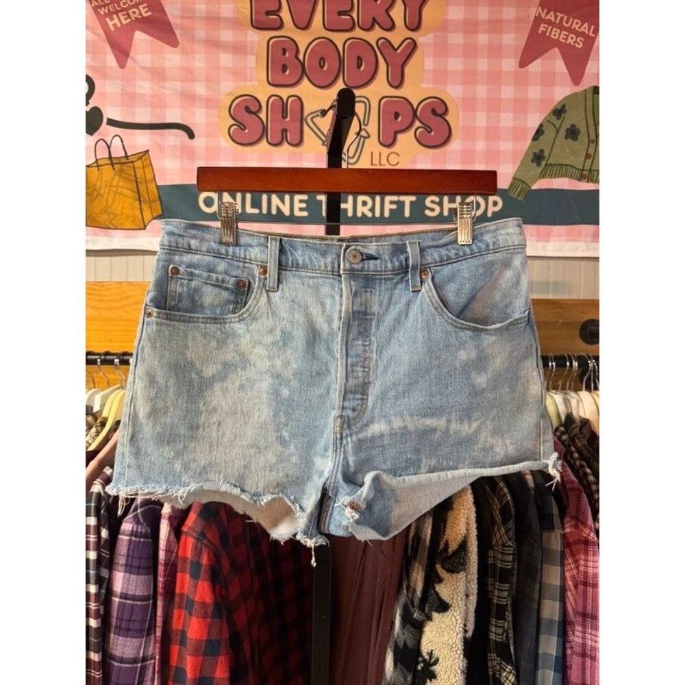 Levis 33 cut off denim shorts *flaw*